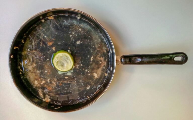 Panela antiga, suja e com crosta de gordura impregnada nela? Veja qual é o procedimento para tirar essa sujeira.