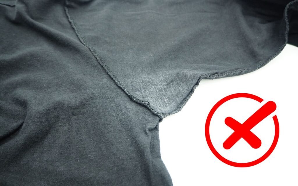 Um passo a passo bastante simples, com truque caseiro, acaba com as manchas que os desodorantes deixam nas roupas.