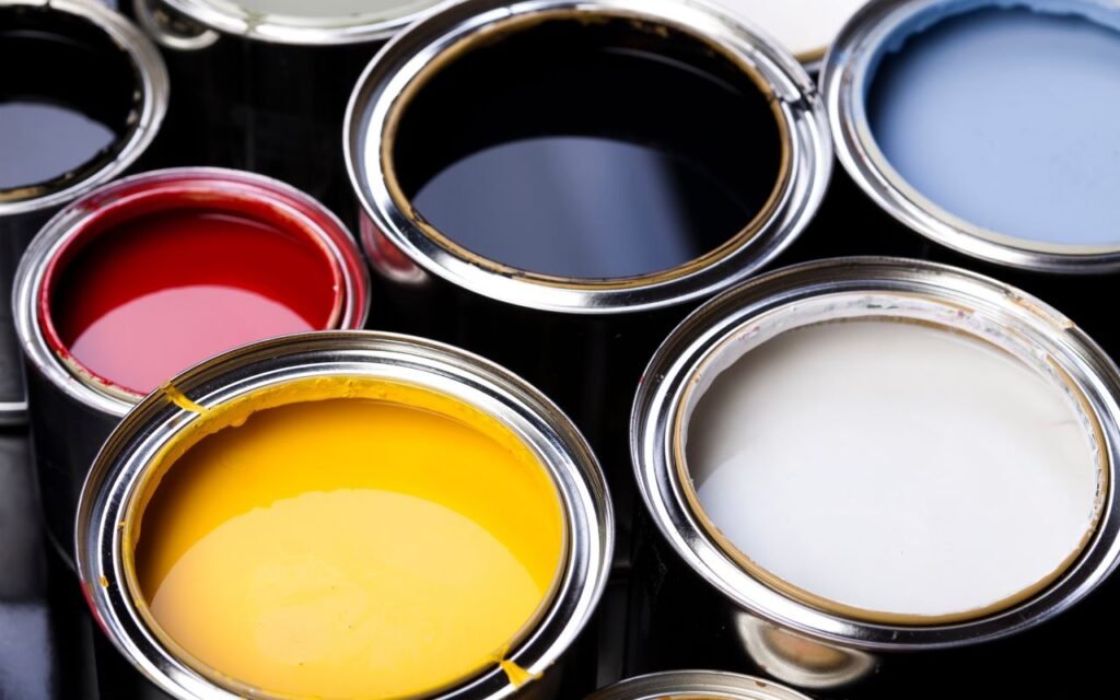 A tinta de madeira pode ser o que faltava para você ter uma repaginada profissional na sua casa a partir de agora; veja como isso é possível.