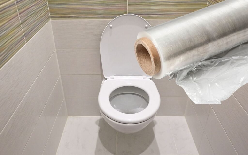 Chegou a resposta mais eficiente para o problema do entupimento do vaso sanitário na sua casa; use o plástico filme assim.