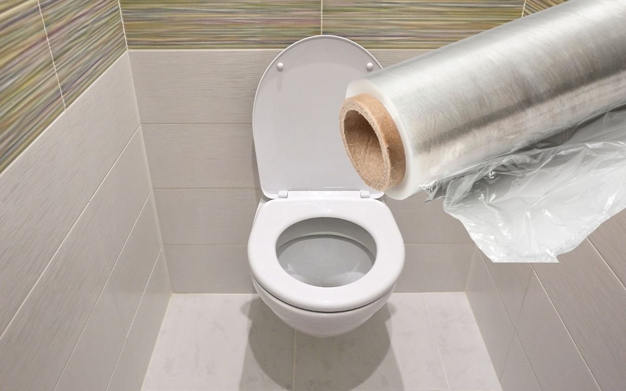 Chegou a resposta mais eficiente para o problema do entupimento do vaso sanitário na sua casa; use o plástico filme assim.
