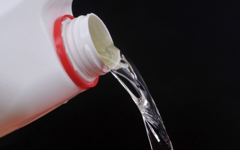 Limpara a casa com água sanitária pode ser mais perigoso do que você iamginava, por conta de um motivo pouco conhecido.