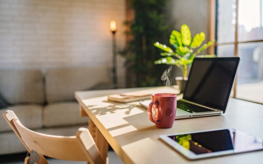 Quer estudar no quarto, mas ele é pequeno e não sabe como colocar uma mesa ou escrivaninha? Veja qual é a solução ideal para isso.