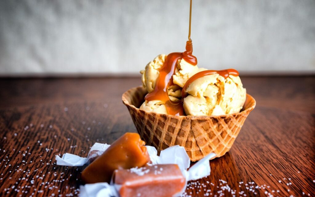 Gosta de comida agridoce? Aprenda a fazer o melhor sorvete de caramelo salgado que você já provou na sua vida, mas sem sair de casa.