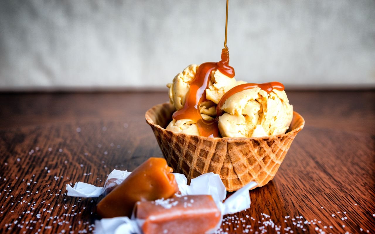 Gosta de comida agridoce? Aprenda a fazer o melhor sorvete de caramelo salgado que você já provou na sua vida, mas sem sair de casa.
