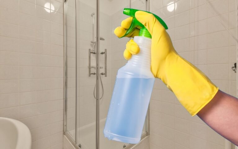 Aprenda a limpar o box do seu banheiro sem dor de cabeça e tire os pontinhos pretos que existem nele.