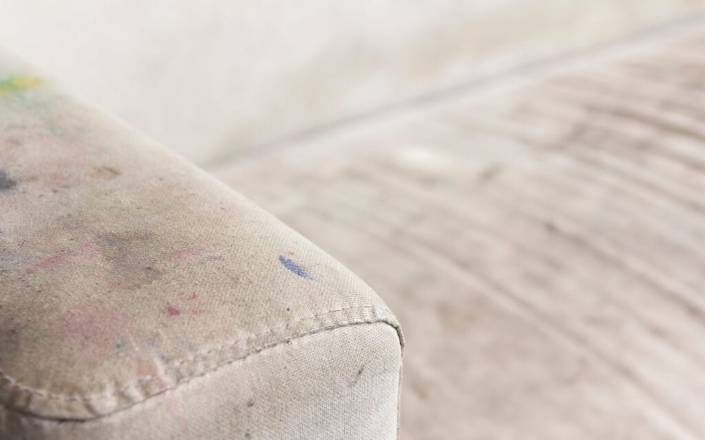 Aprenda a fazer o melhor produto caseiro para limpara o sofá da sua casa, sem compromete a beleza do móvel.