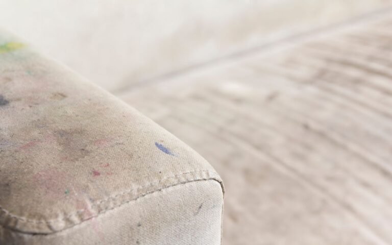 Aprenda a fazer o melhor produto caseiro para limpara o sofá da sua casa, sem compromete a beleza do móvel.