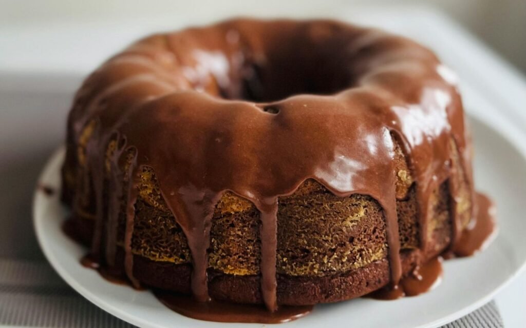 Está com muita fome e pouco tempo? Aprenda a fazer bolo de chocolate em apenas 15 minutos e com poucos ingredientes.