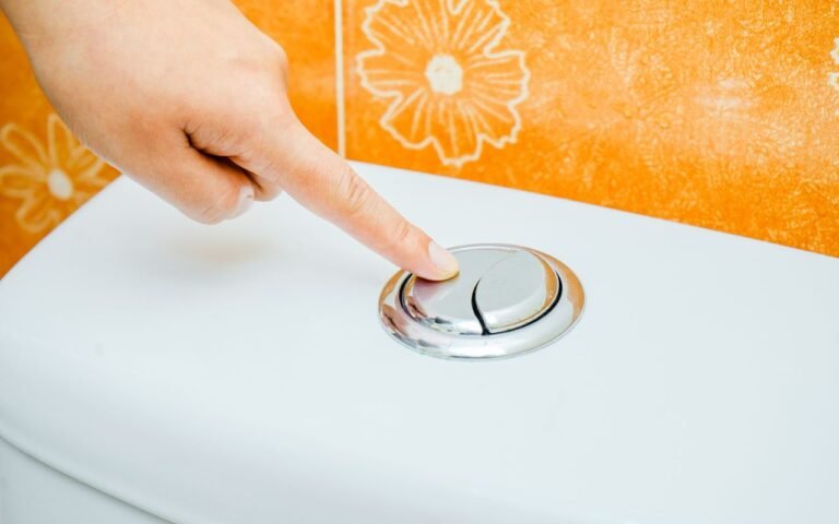 Dá para resolver os problemas da caixa acoplada no banheiro se você souber de 3 passos simples e objetivos; confira mais.