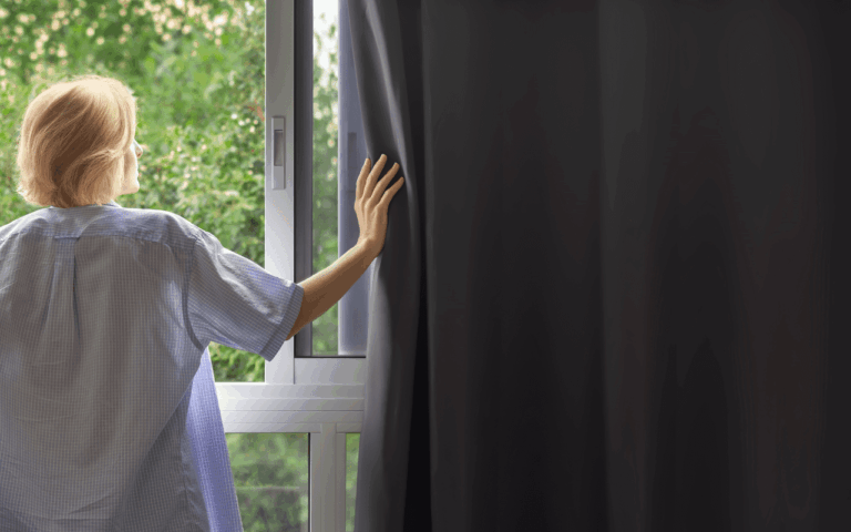 A cortina blackout impede mais de 90% da luz que entra no seu quarto e incomoda seu sono; veja como fazer uma barata na sua casa e conseguir o efeito.