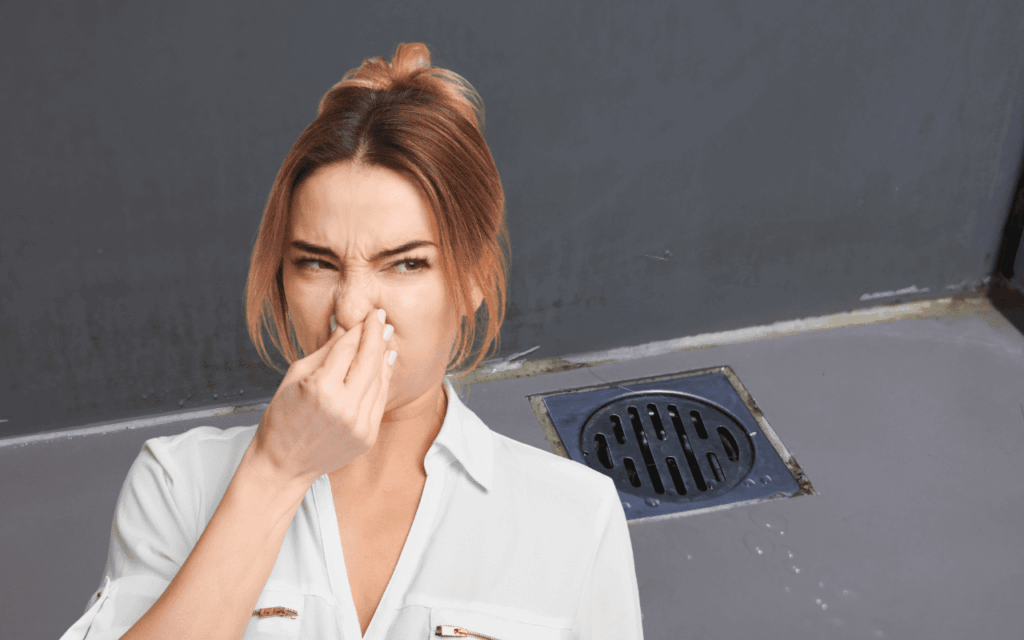 Esse é o segredo para acabar com o cheiro péssimo que sai do ralo da sua casa e da pia da cozinha sempre que fica parado.