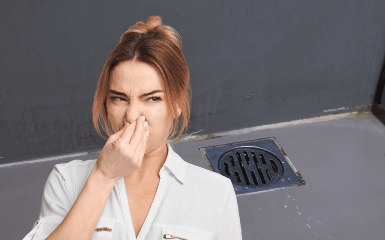 Esse é o segredo para acabar com o cheiro péssimo que sai do ralo da sua casa e da pia da cozinha sempre que fica parado.