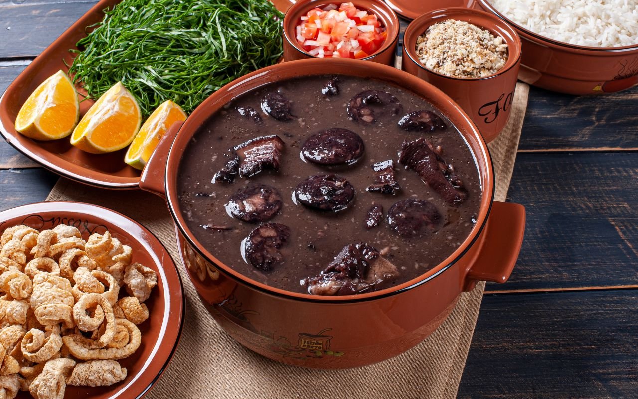 Descubra como é feita a feijoada ideal para um versão mais leve e adaptada aos dias quentes, comuns no Brasil.