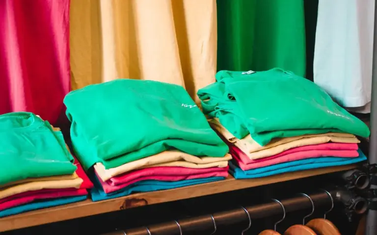 Aprenda a dobrar a roupa do jeito certo para sobrar espaço dentro do armário e não ter mais dor de cabeça com isso.