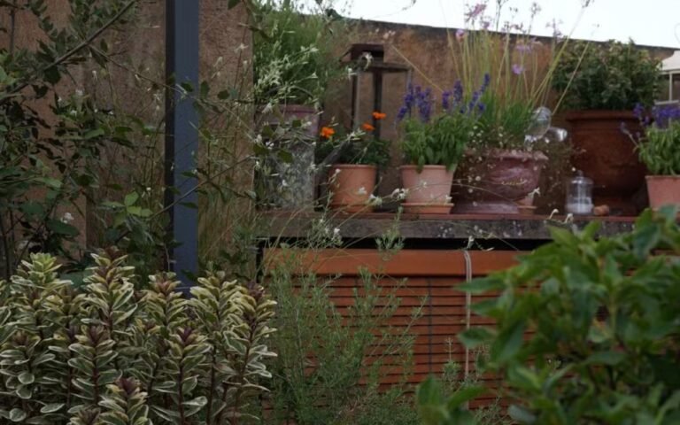 Veja como é o jardim que um paisagista montou em uma vila medieval na Espanha; dizem que pode virar uma nova tendência.