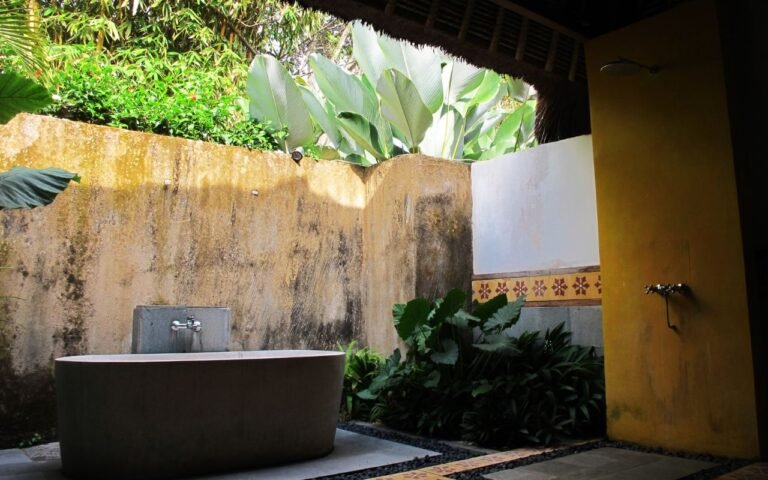 Quer ter um banheiro natural na sua casa? Veja qual é a melhor dica para construir um que fique lindo e aconchegante.