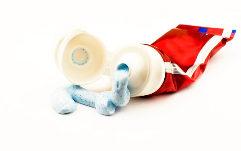 A pasta de dente tem alguns quadradinhos cheios de cores, mas você não sabia disso, muito menos sobre a função deles.