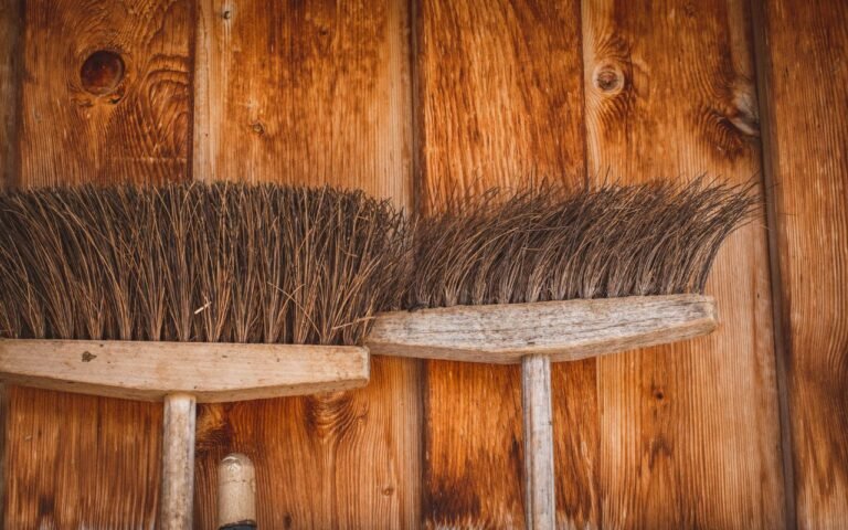 Sua vassoura está indo de mal a pior? Existe um segredo para revitalizá-la, sem precisar descartar o objeto antes da hora.