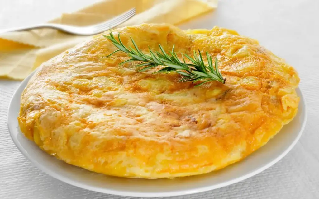 Tem caneca e ovo na sua casa? Aprenda a fazer um omelete simples e prático em pouco tempo e com poucos ingredientes.