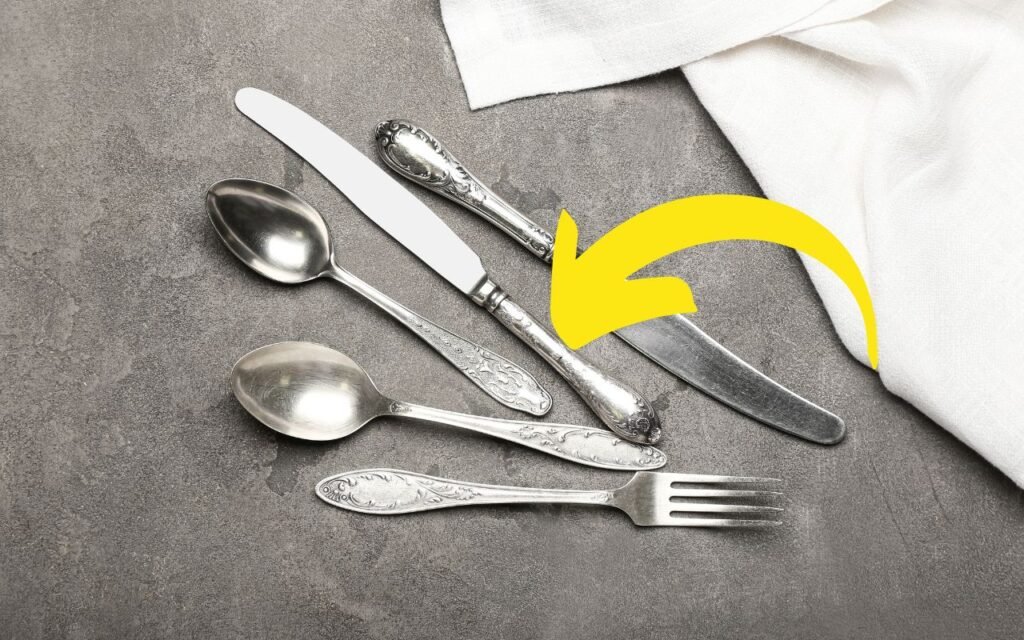 Descubra o que você precisa fazer para limpar seus talheres e outros utensílios de prata na sua casa.