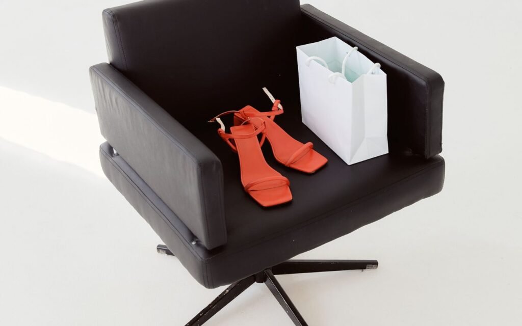 Uma poltrona giratória pode ser a resposta que você procurava para a sua sala de estar e não sabia.; veja bons motivos para confirmar isso.