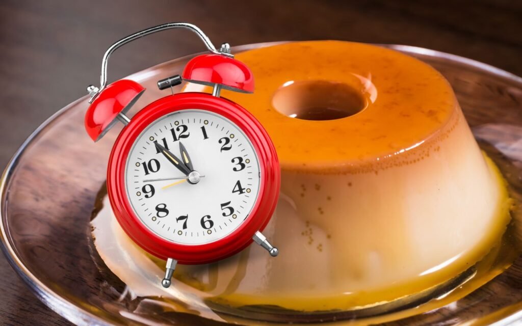 Esse pudim é para quem tem fome e muita pressa, pois ele fica pronto em menos da metade do tempo comum de preparo do doce.