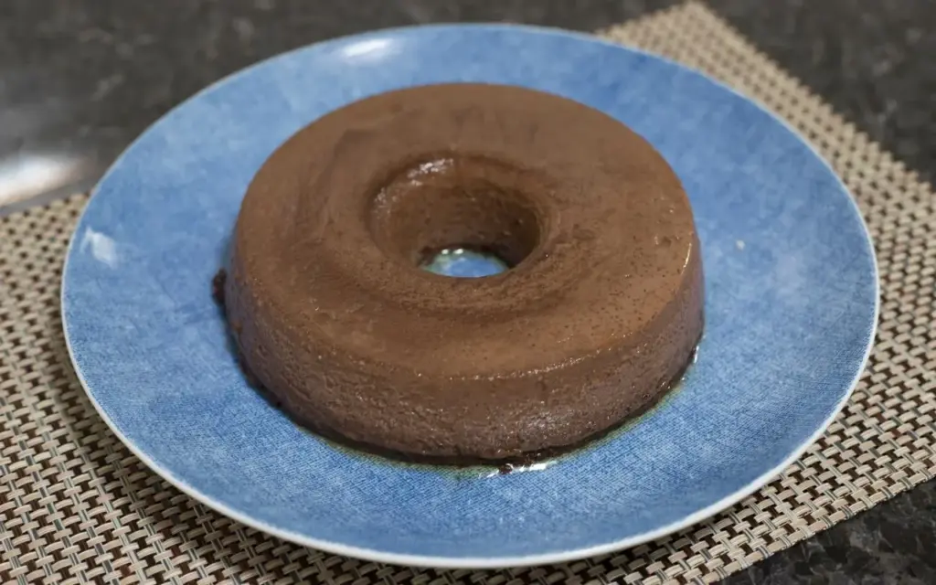 Aprenda a melhor e mais fácil receita de pudim de chocolate, misturando apenas 2 ingredientes; é fácil e gostoso.