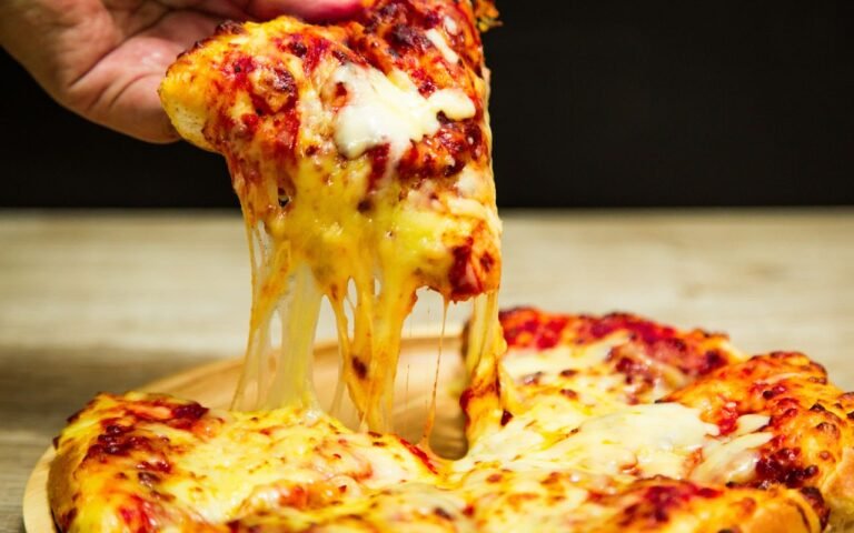 Aprenda a fazer uma pizza com massa fofinha para comer em casa, sem precisar de um forno à lenha ou qualquer outra coisa assim.