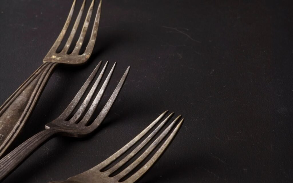 Garfo pode parecer um objeto simples, mas existem mais utilidades do que você conhecia anteriormente; veja quais são elas.