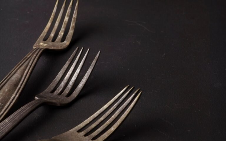 Garfo pode parecer um objeto simples, mas existem mais utilidades do que você conhecia anteriormente; veja quais são elas.