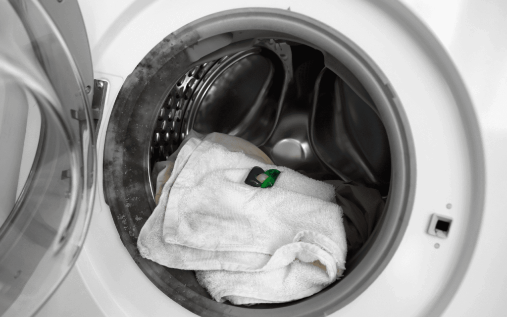 Veja como tirar o cheiro de mofo na sua roupa de um jeito simples, com uma técnica antiga e bem eficiente.